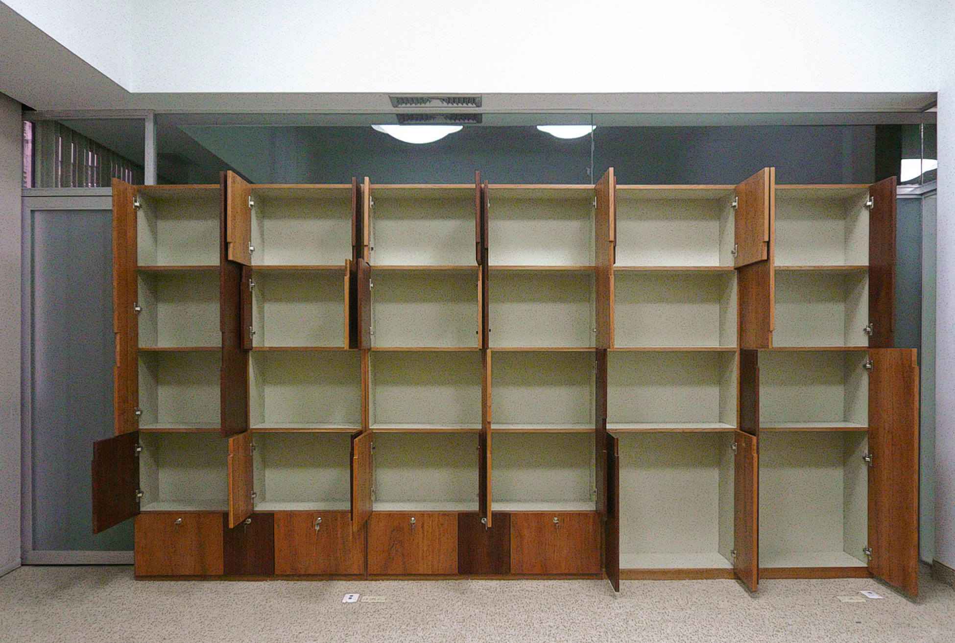 Soluciones con muebles de diseño modulares en madera para diseñar oficinas modernas con espacios abiertos y flexibles
