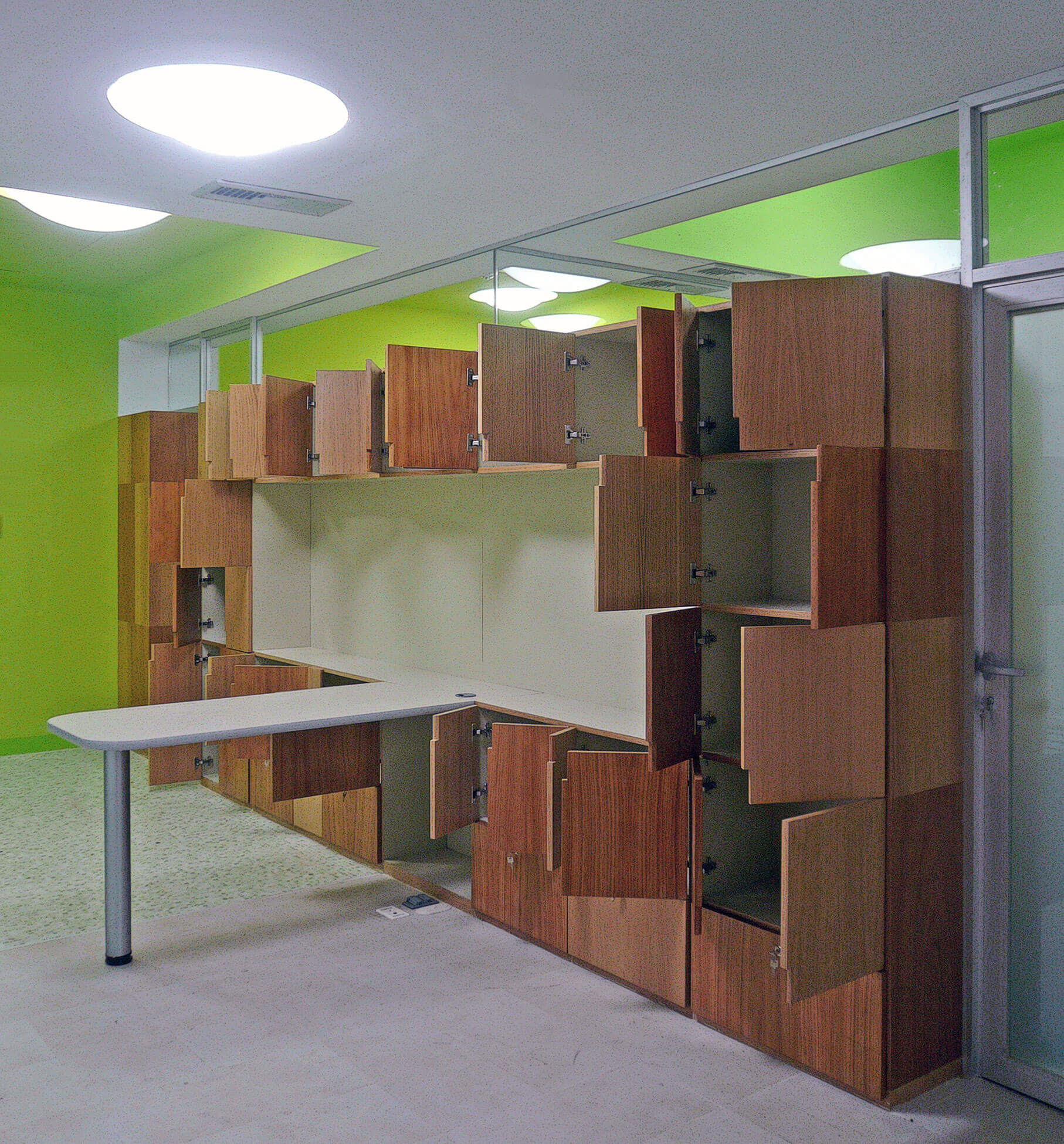 Transforma tu oficina con muebles de diseño modulares de madera que optimizan el espacio de trabajo