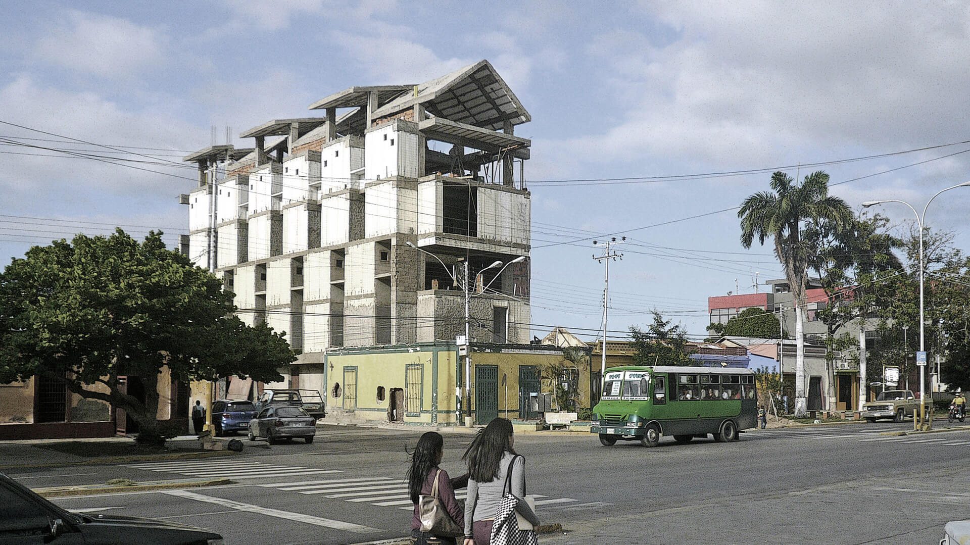 diseno-edificio-usos-mixtos-viviendas-oficinas-vista-externa-entorno Diseño de edificio de usos mixtos: el aspecto externo evoca la sobriedad, elementalidad y regularidad de las edificaciones coloniales cercanas.