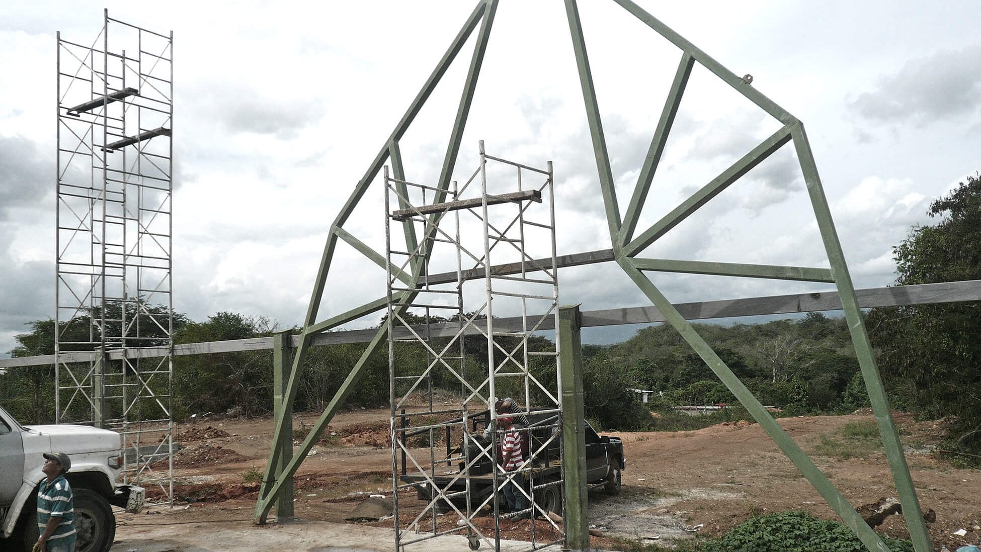 Conjunto edificatorio para la Iglesia Ortodoxa. Montaje de la estructura metálica del templo