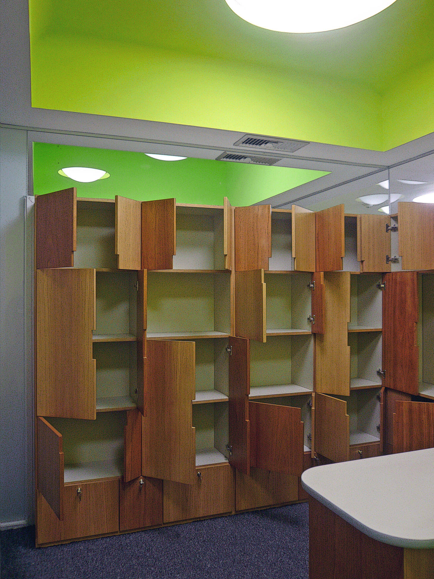 Mueble de diseño multifuncional de madera para optimizar el espacio y la productividad en la reforma de oficinas
