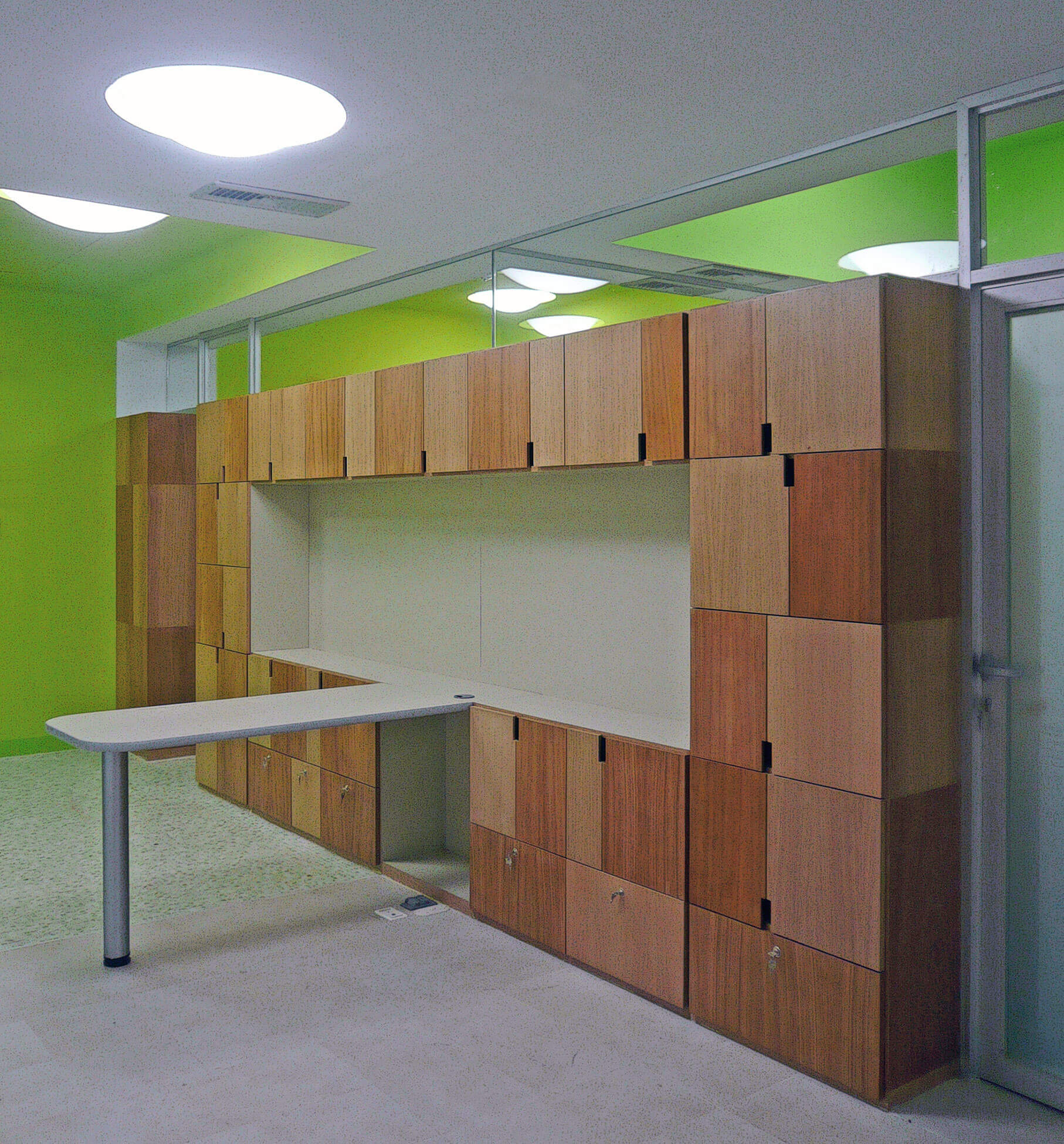 Muebles de diseño modulares de madera: elegancia y funcionalidad en el diseño y reforma de oficinas
