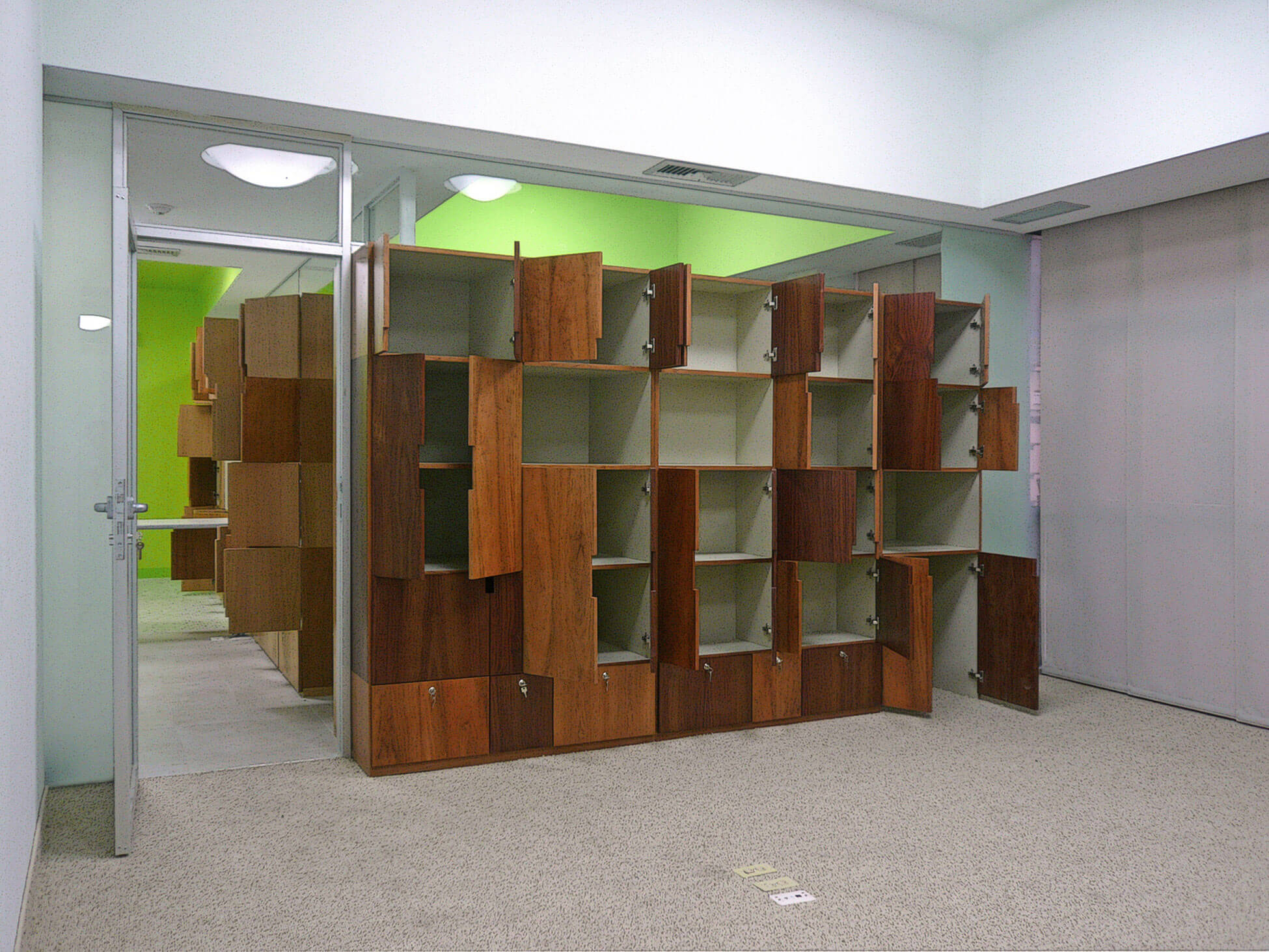 Diseño de oficinas moderno y funcional con muebles de diseño modulares de madera para almacenamiento optimizado