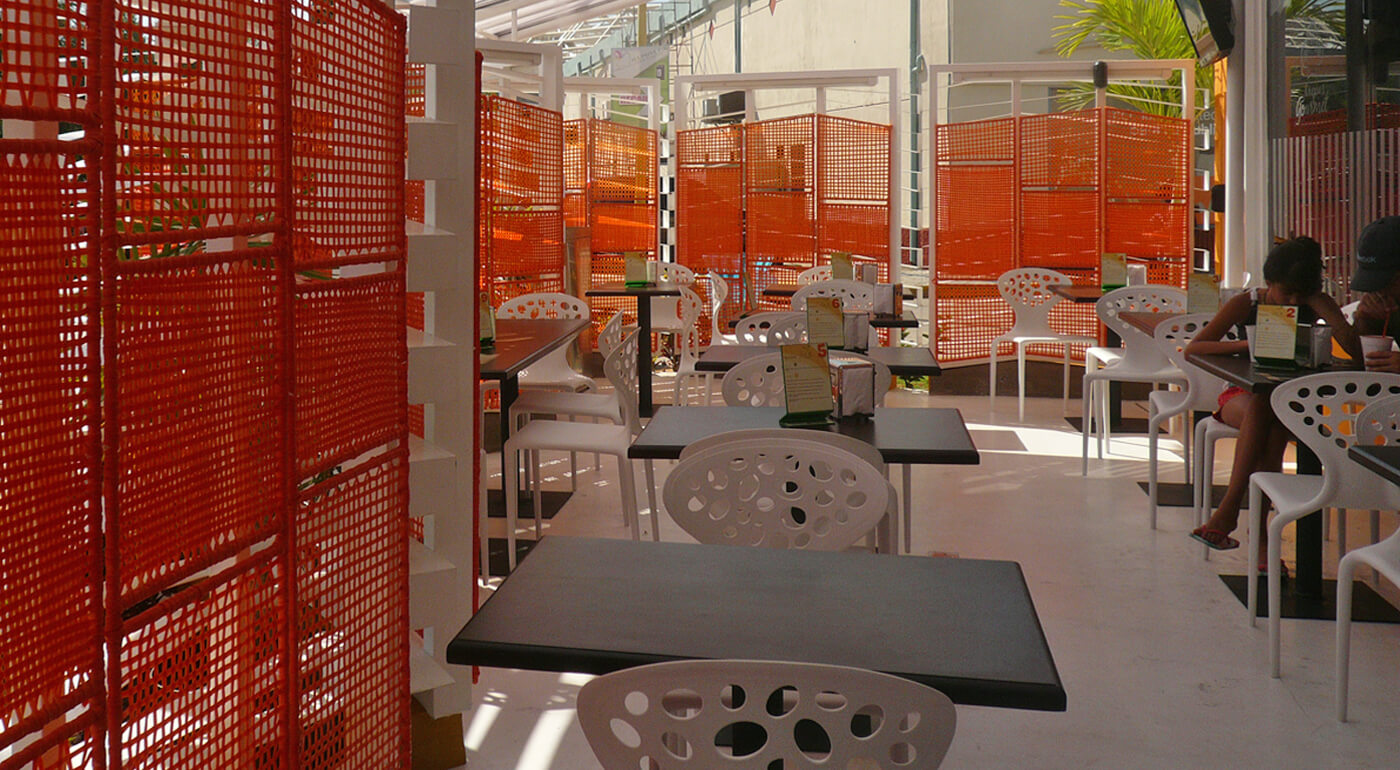 Diseño de arquitectura para un restaurante. Espacio interno tras las celosías de mimbre