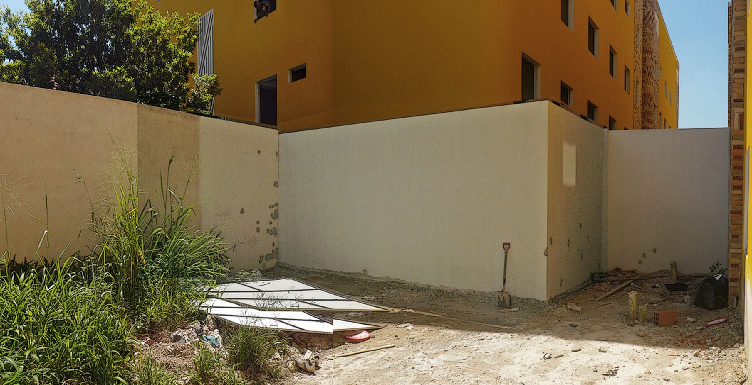 Diseño de un patio. Ejecución de obras para acondicionar el patio de un apartamento. Fase 1