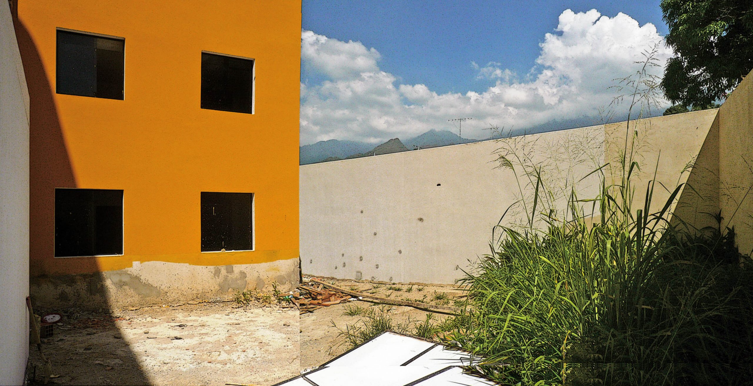 Diseño de un patio. Proceso de construcción de obras para acondicionar el patio de un apartamento. Fase 1