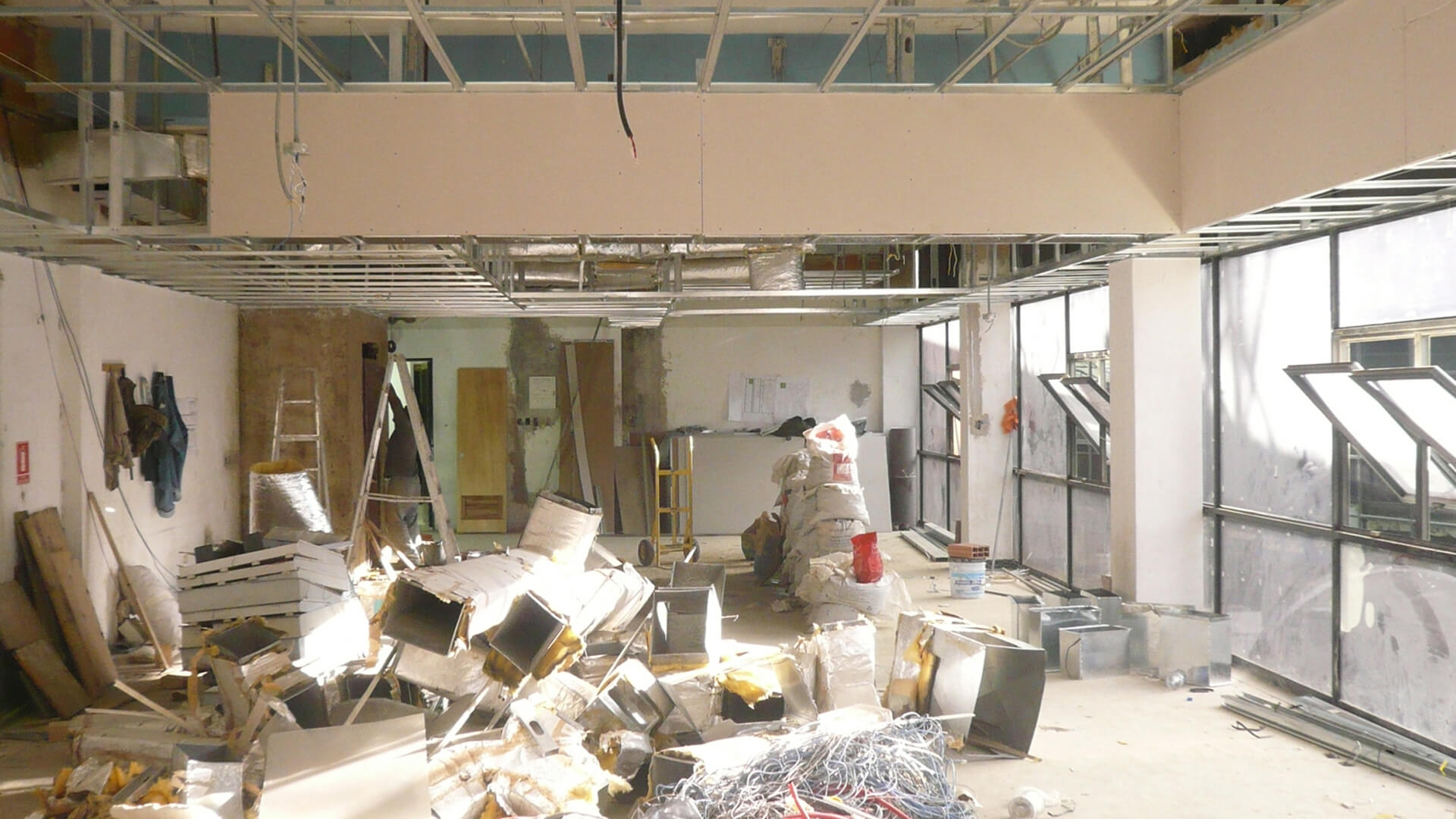 Diseño y reforma de las oficinas de Medifarm mostrando el estado del local antes de iniciar las obras