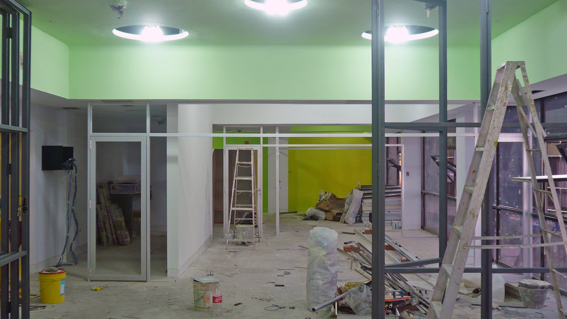 Diseño y reforma de las oficinas de Medifarm mostrando el proceso de ejecución de las obras