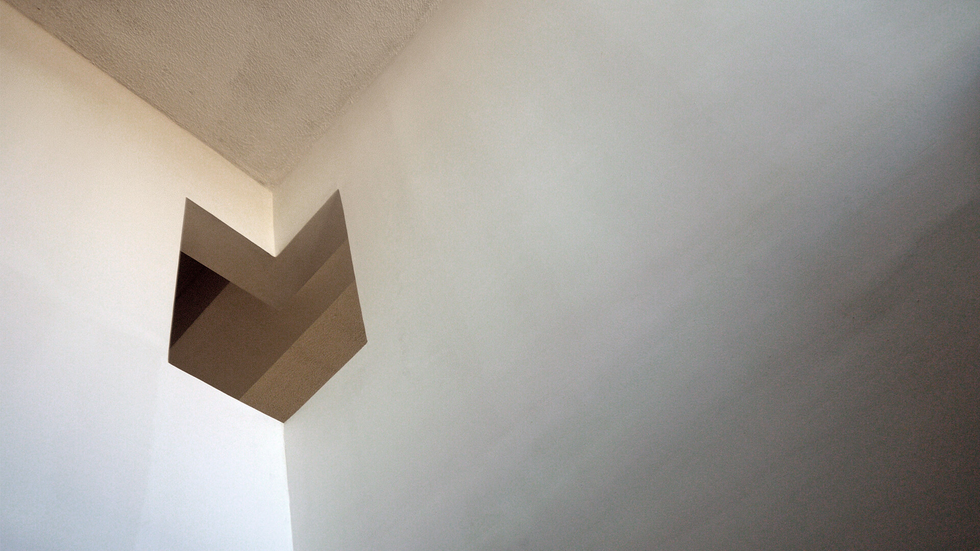 Diseño de edificio de usos mixtos: detalle de ventana interna en esquina