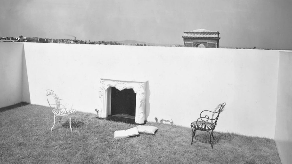 Espacio intermedio en la terraza del ático de Beistegui en el centro de París Terraza del ático de Beistegui, proyectada por Le Corbusier y Pierre Jeanneret sobre un inmueble histórico en el centro de París, en Los Campos Elíseos.