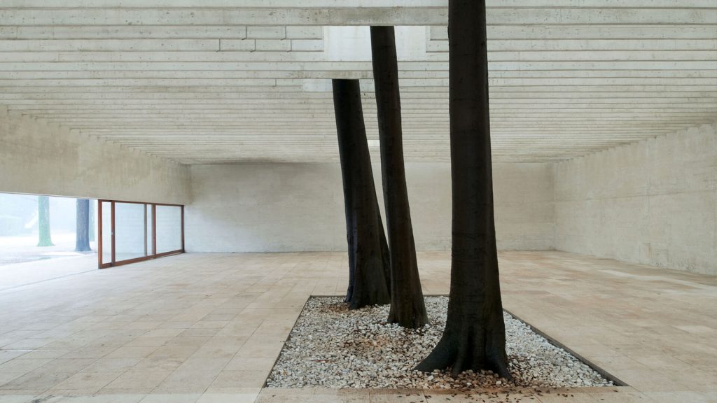 Espacio intermedio en la arquitectura del Pabellón de los Países Nórdicos en Venecia Los espacios intermedios en la arquitectura del Pabellón de los Países Nórdicos en Venecia, diseñado por Sverre Fehn