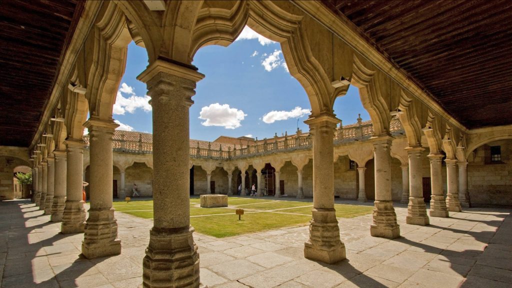 Espacio intermedio en la arquitectura de la Universidad de Salamanca, España Arcos mixtilíneos del patio de las Escuelas Menores de la Universidad de Salamanca, España