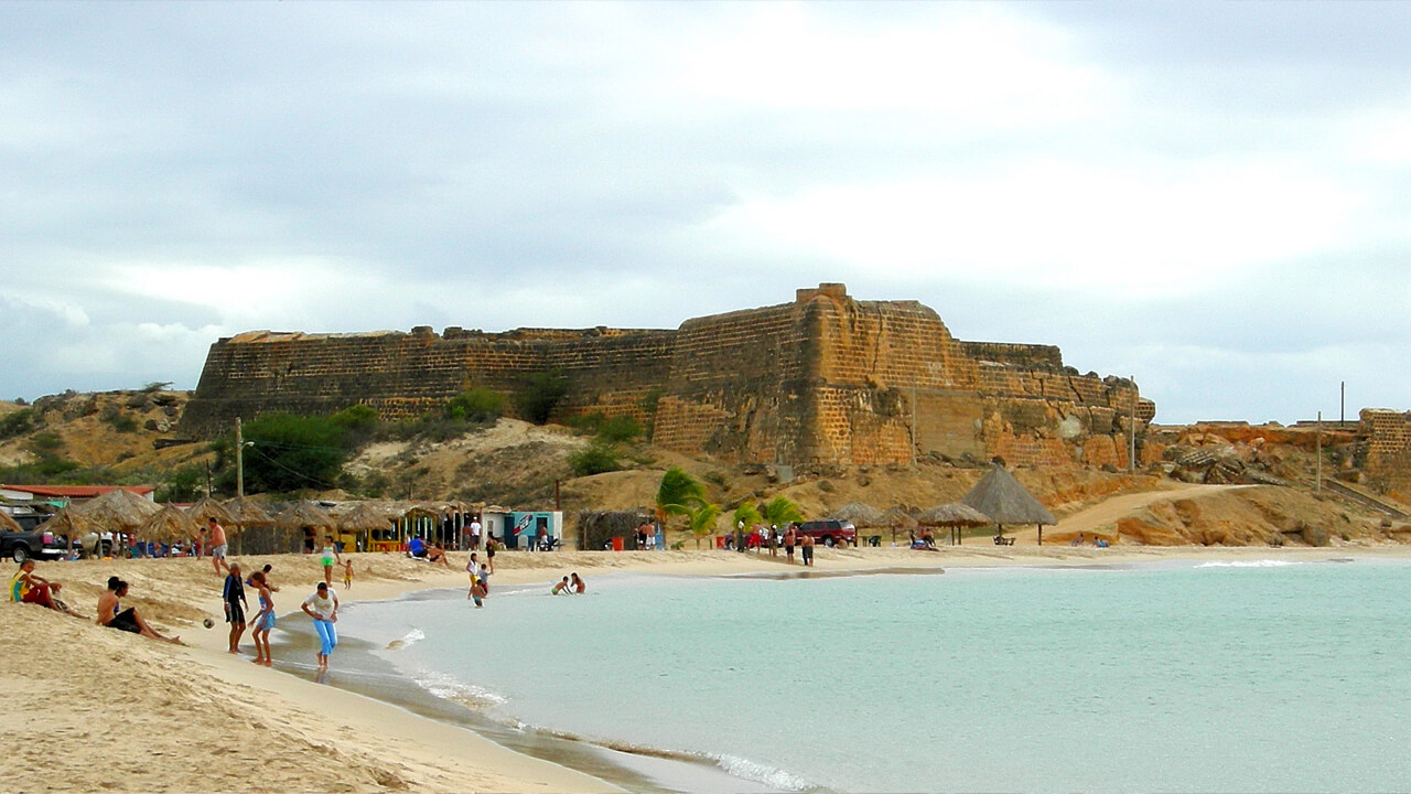 Hermosa playa cerca de la Real Fortaleza de Santiago de Arroyo de Araya en Venezuela