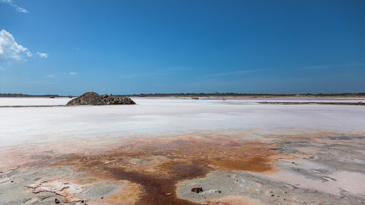 Laguna principal de las salinas de Araya, Venezuela, con el pueblo de Araya al fondo