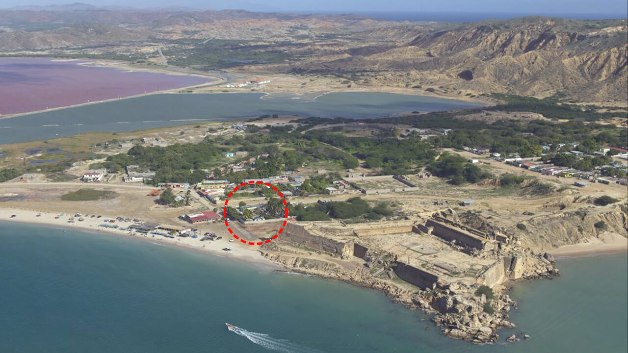Lugar de ubicación del hotel en la playa de Araya, cerca de los restos de la fortaleza del Siglo XVII