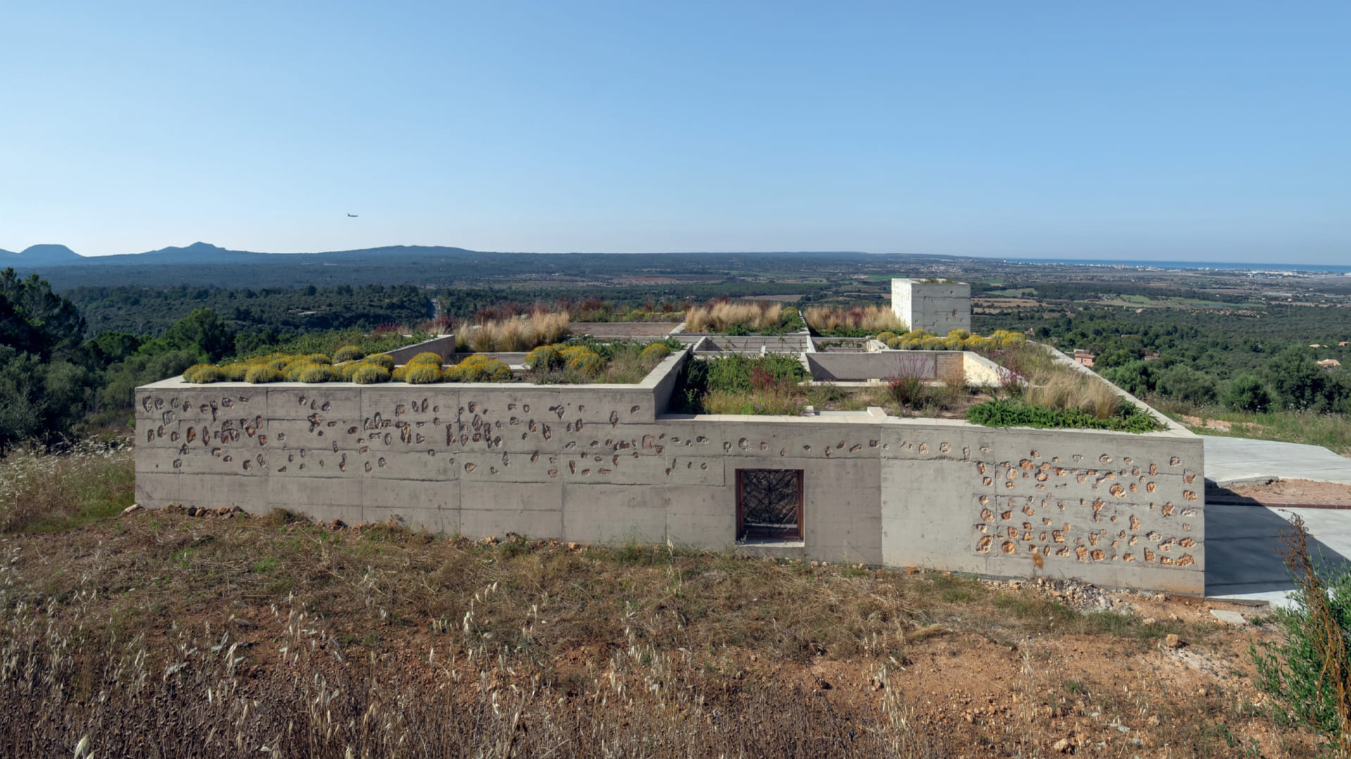 Casas Modernas y conexión con la naturaleza: la cubierta vegetal integra la Casa Jaime e Isabelle con el paisaje.