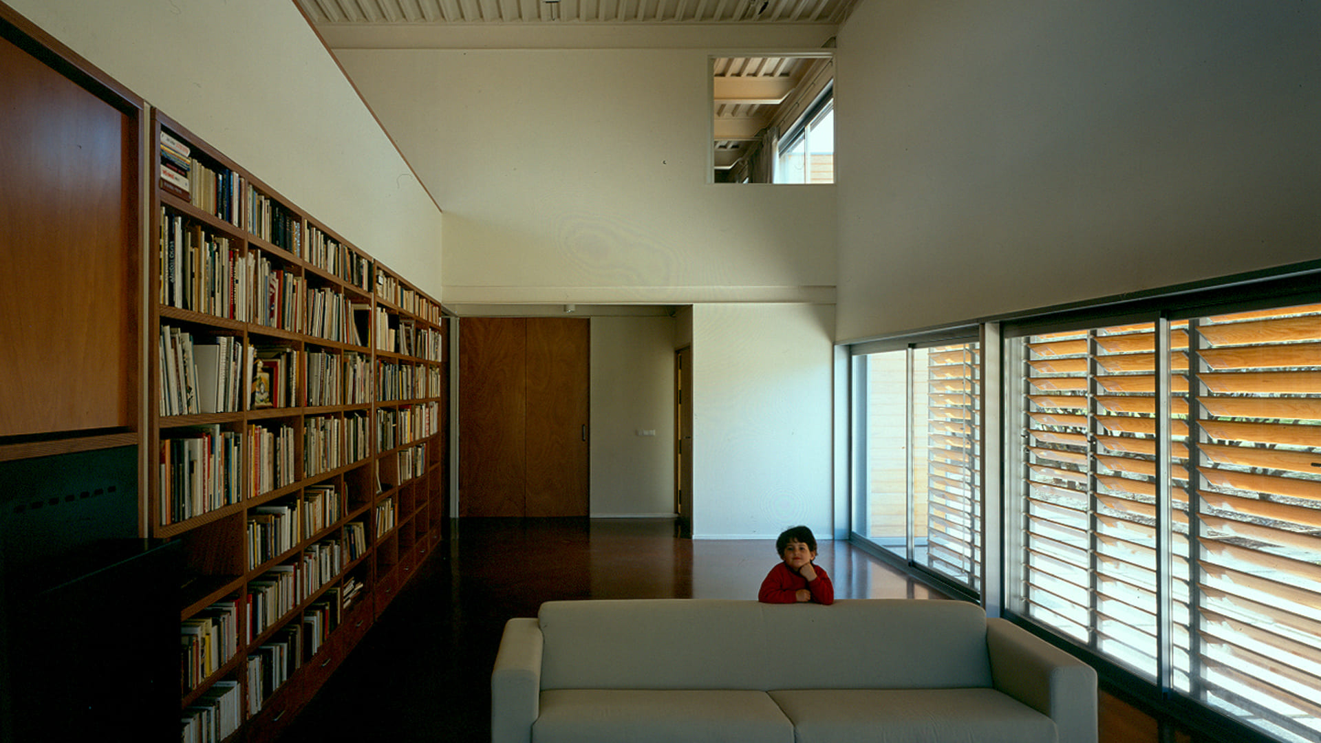 Casas Modernas: sala de estar de la casa del pintor Luis Gordillo en Madrid, diseñada por los arquitectos Ábalos y Herreros.