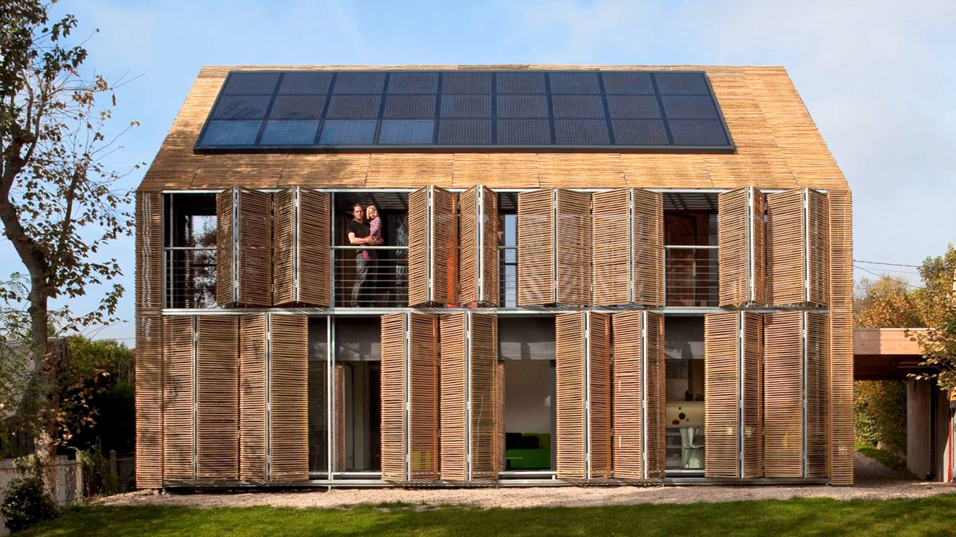 Casas Modernas: Un hogar sostenible de bambú en Francia, con paneles solares, que integra diseño y eficiencia energética.