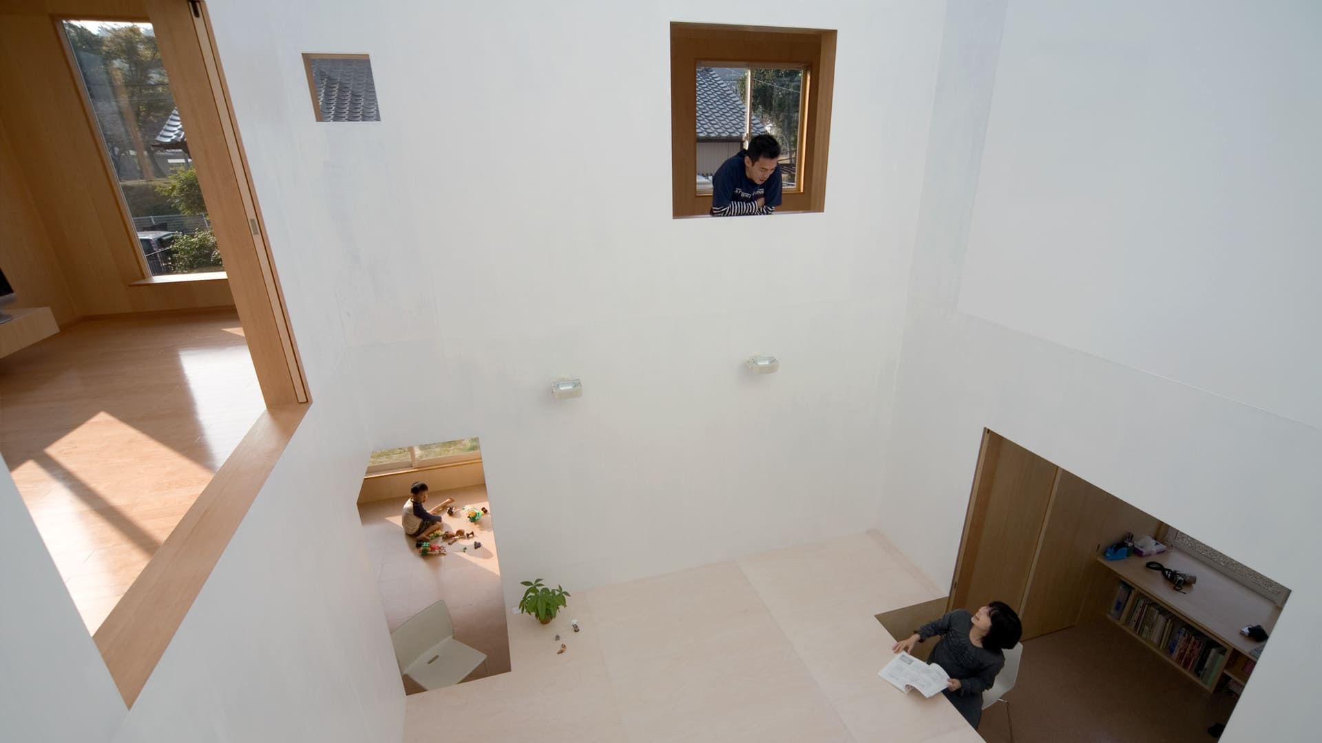 Casas Modernas: Atrio central de la casa en Sakuradai mostrando la relación de los espacios alrededor de la gran mesa.