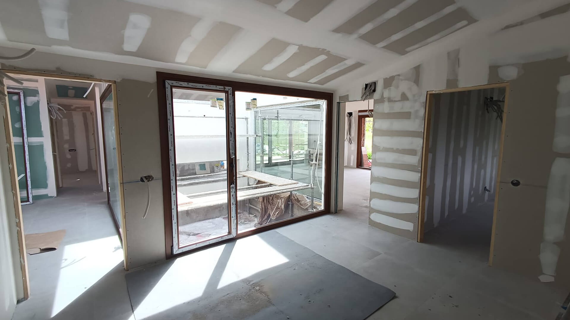 Vista del patio interior de la Casa en Fresnedillas desde el despacho en obra. Dirección de HGSE Arquitectos en Madrid.