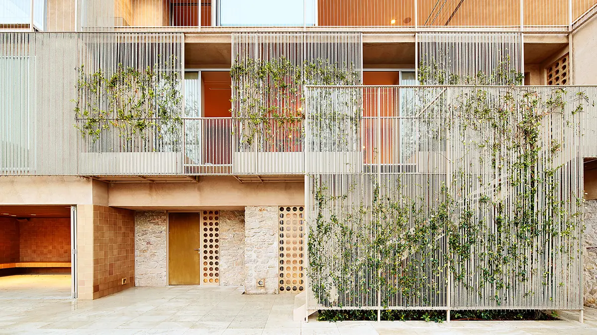 Fachadas de casas modernas bioclimáticas en Begur: Casa Andamio.