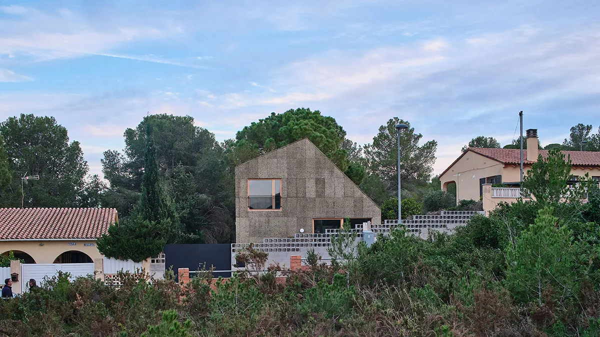 Fachadas de casas modernas sostenibles de corcho en Tarragona.