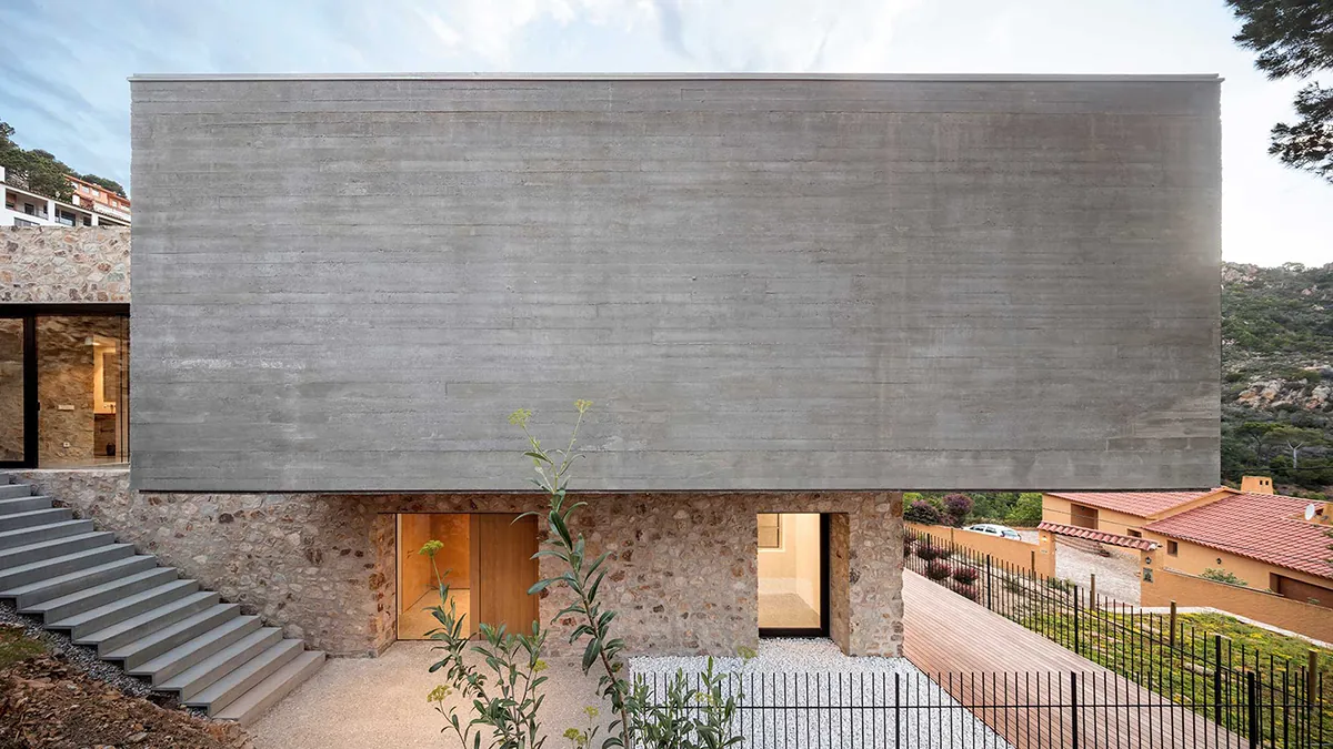 Fachadas de casas modernas de hormigón y piedra en Begur: Casa 1510. Diseño de vanguardia integrado en el paisaje.