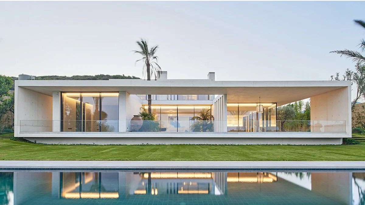 Fachadas de casas modernas de hormigón visto blanco en Málaga: Villa con Dos Patios.