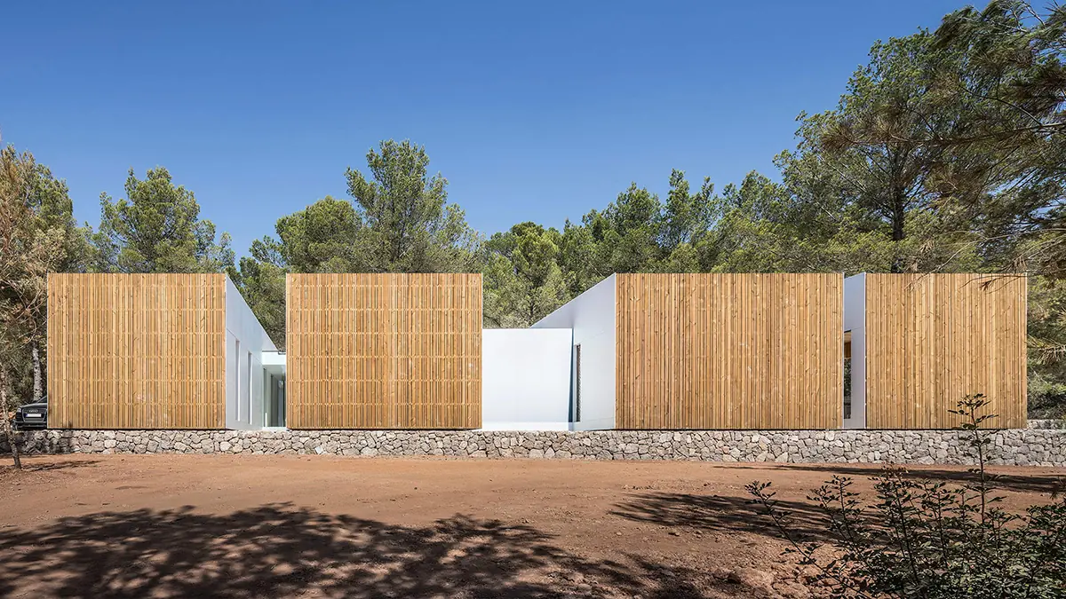 Fachadas de casas modernas de madera en Ibiza: Ca l'Amo.