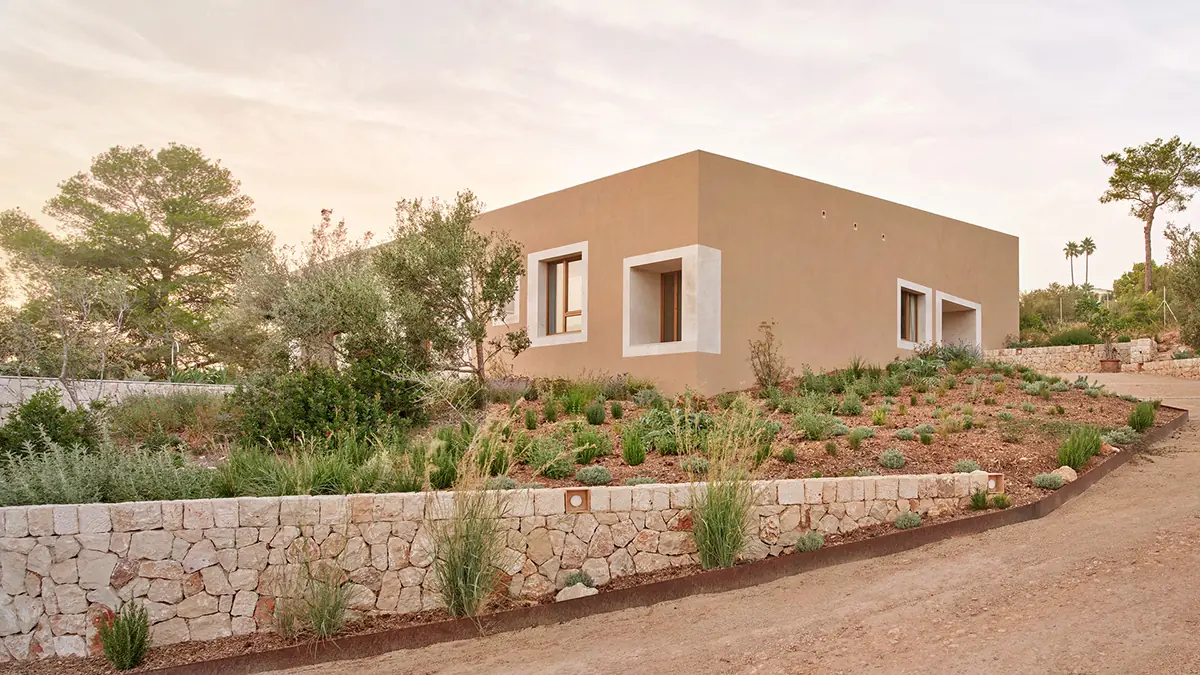 Fachadas de casas modernas en Mallorca con muros de carga cerámicos: Casa en Puntiró.