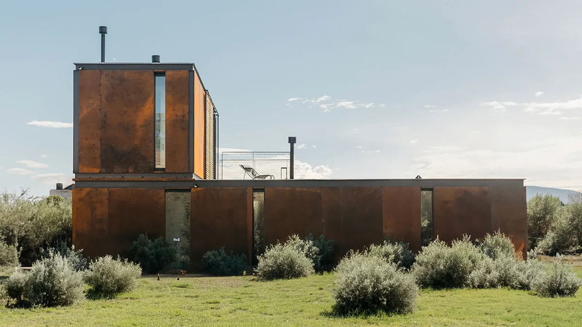 Fachadas de casas modernas modulares en el Montseny: Tini. Arquitectura industrializada de transporte y montaje rápido.
