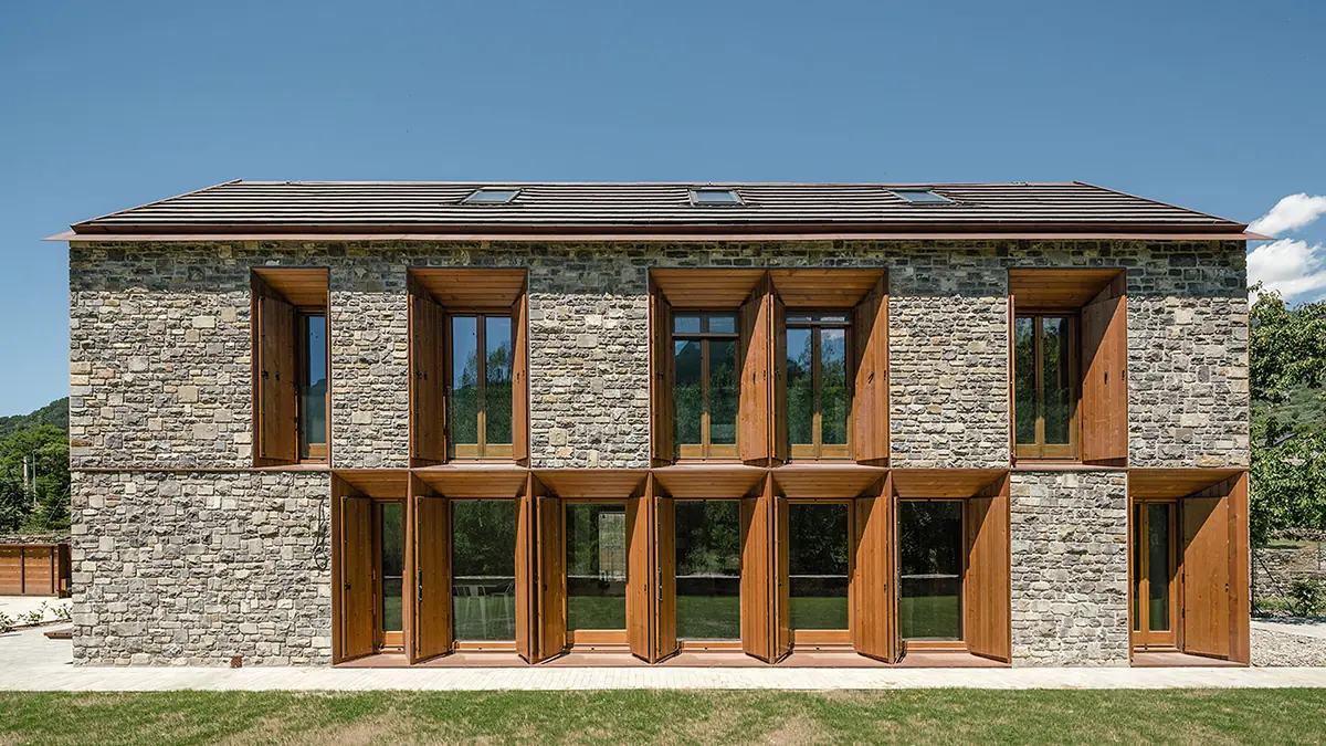 Fachadas de casas modernas de piedra y pizarra en Huesca: Casa Borda.