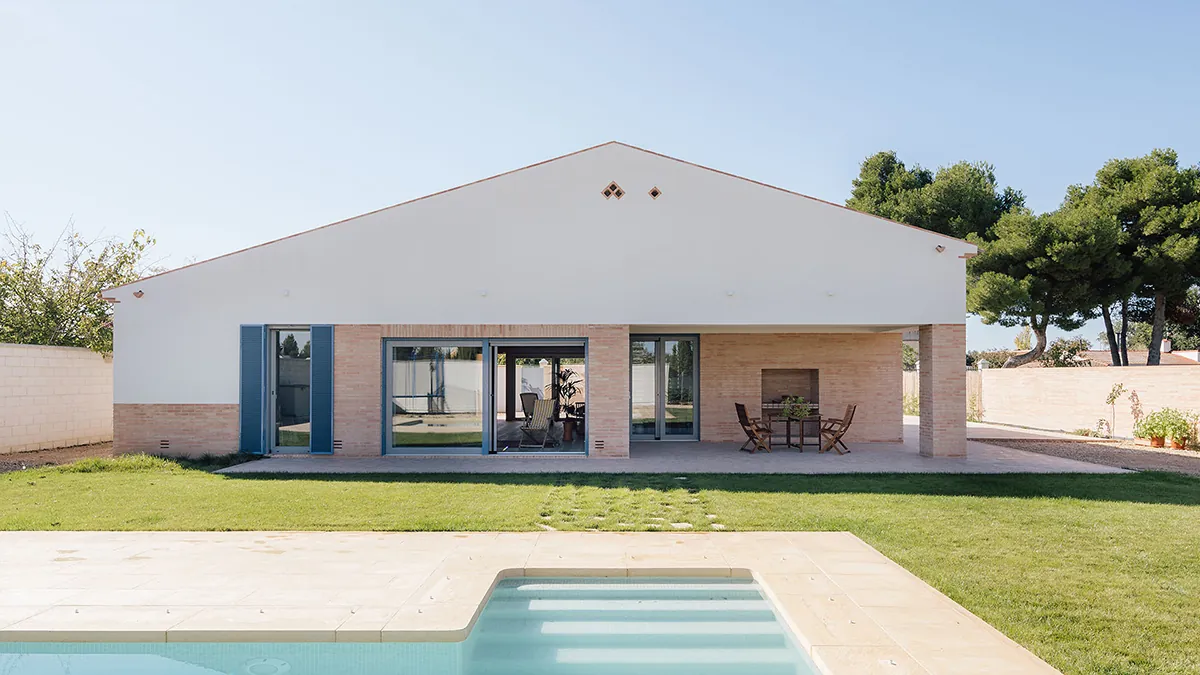 Fachadas de casas modernas con revoco blanco y celosías de ladrillo en Albacete.