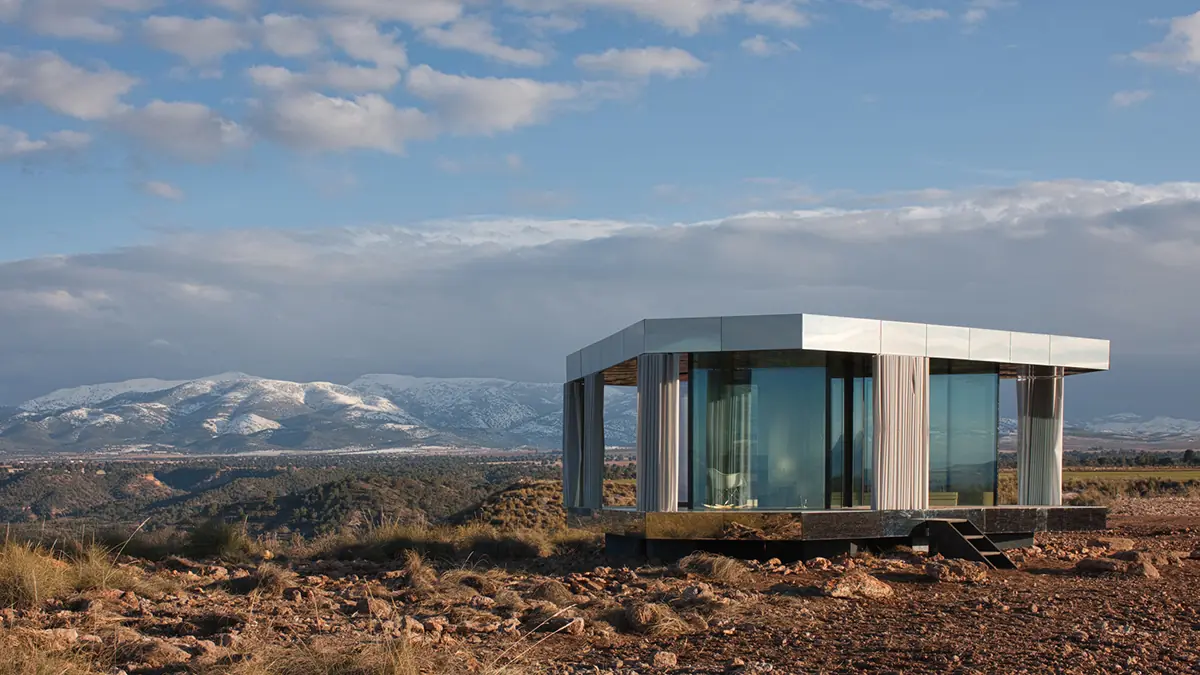 Fachadas de casas modernas de vidrio eficiente en Granada: La Casa del Desierto. Ingeniería de cristal de alta gama.