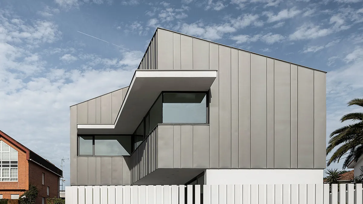 Fachadas de casas modernas de zinc en Oviedo: Casa Madreselva.