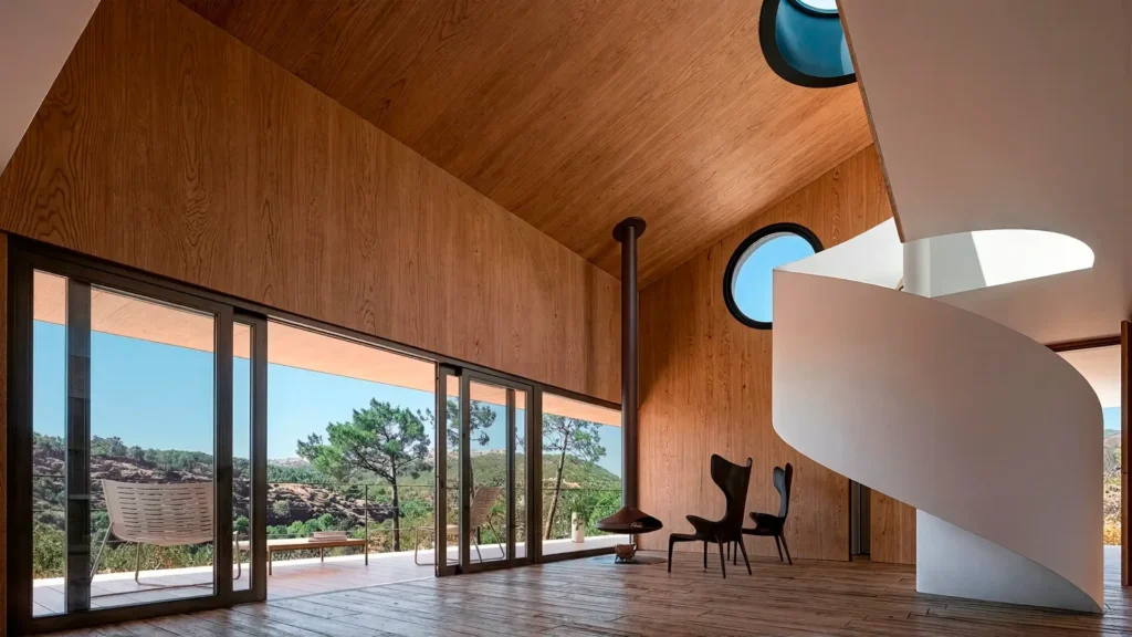 Vivienda de madera con escalera de caracol, parte del proceso de diseño para construir una casa en España.