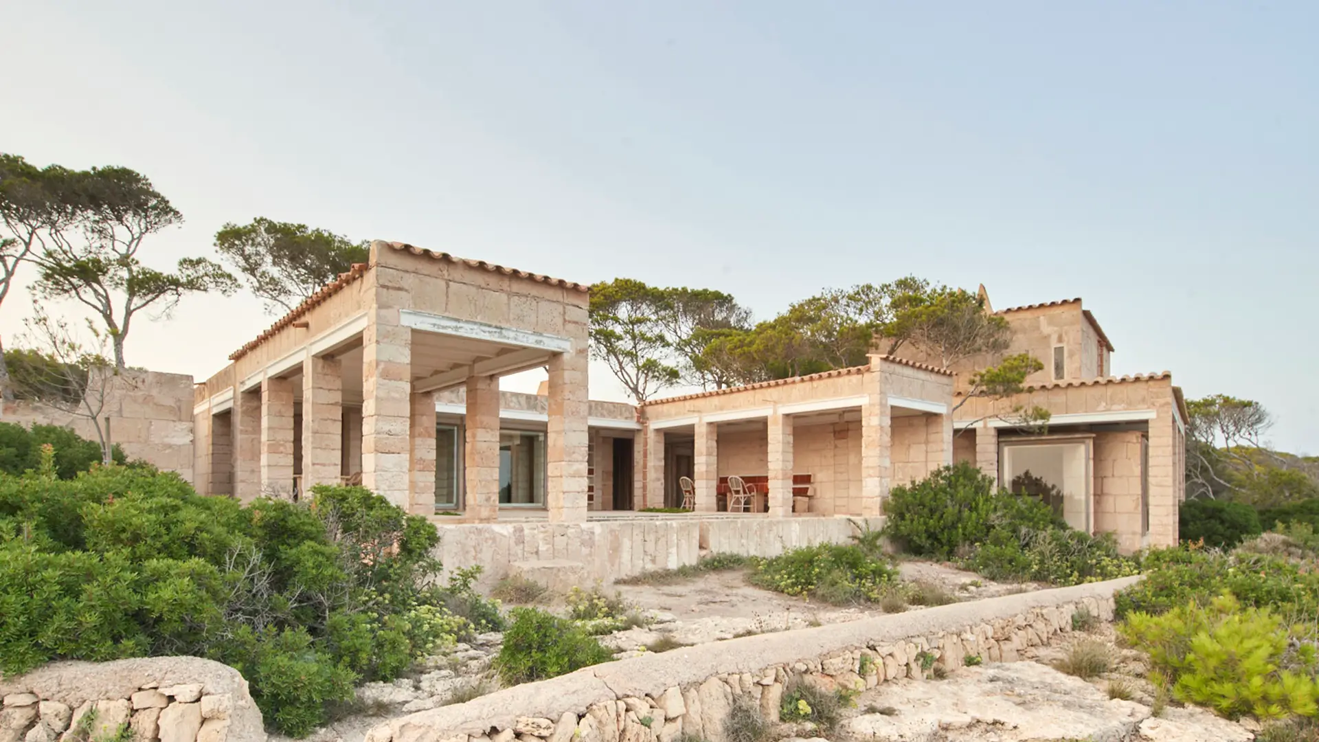 Can Lis: Casa de una planta en Mallorca con pabellones de piedra sobre el acantilado. Can Lis de Utzon: casa de una planta con pabellones de piedra arenisca en secuencia lineal, patios abiertos al mar.