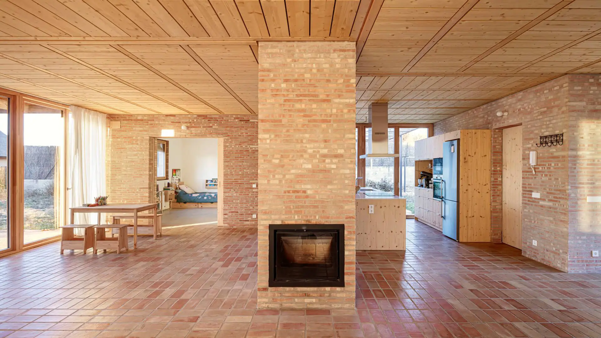 Casa LA: Vivienda horizontal con chimenea como corazón del hogar en Llinars del Vallès. Casa LA de Alventosa Morell: casa de una planta con chimenea central de ladrillo como núcleo térmico y organizador espacial.