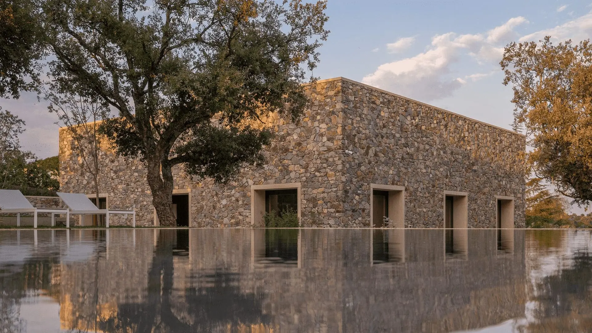 Fachada de la Casa de Piedra en Cáceres de Tuñón y Albornoz, un ejemplo de diseño de casa flexible y sin pasillos en España.