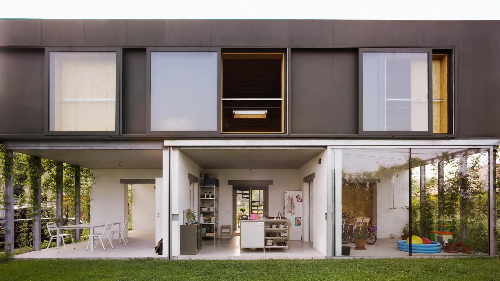 Fachada de la Villa Buggenhout de Office KGDVS, referente de casa de diseño contemporáneo con planta baja extrovertida y planta alta introvertida.