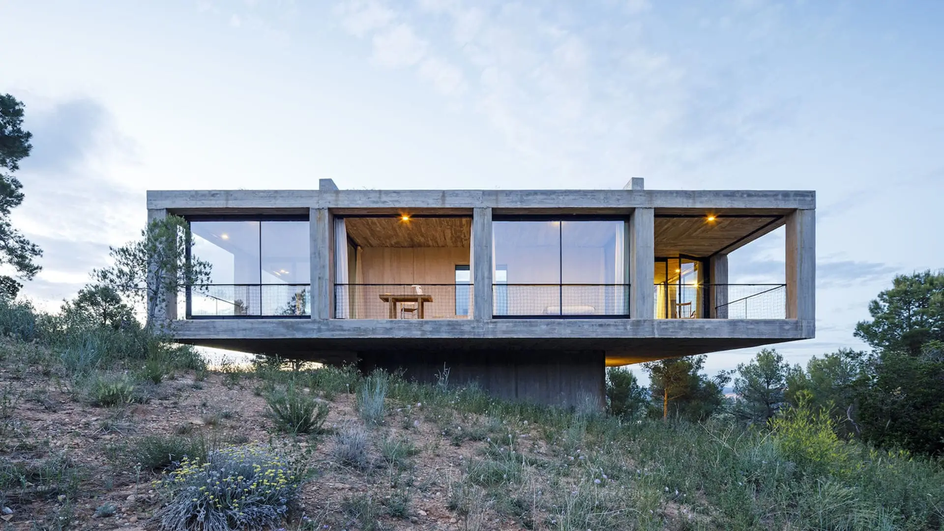 Fachada exterior de la Casa Solo en Cretas, ejemplo de casa de diseño contemporáneo en hormigón armado en voladizo por Pezo von Ellrichshausen.