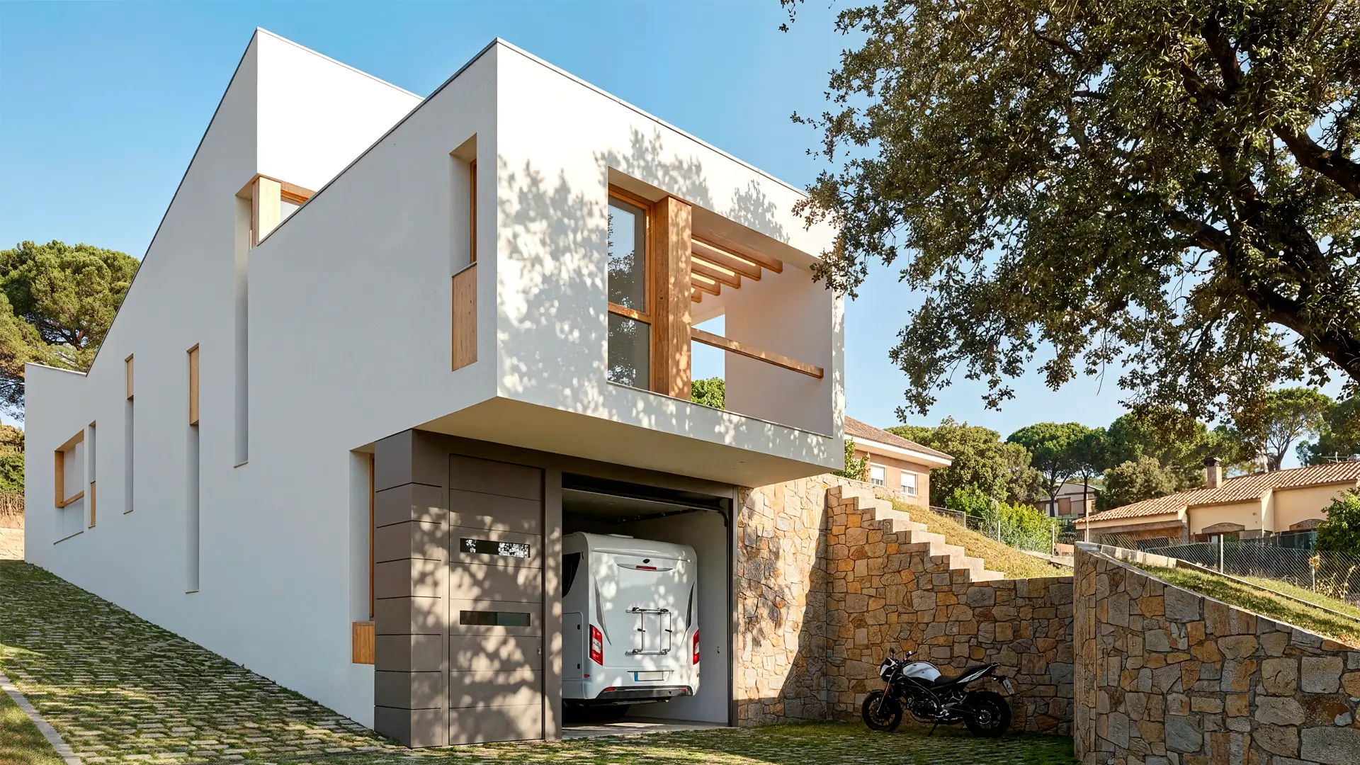 Casa estrecha y alargada en Colmenar del Arroyo. Vivienda moderna en Madrid con cubierta inclinada, porche y gran garaje.