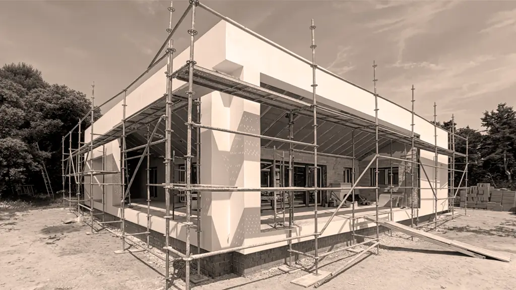 Andamio modular en fachada de casa moderna en Madrid por HGSE Arquitectos para la instalación del sistema SATE.