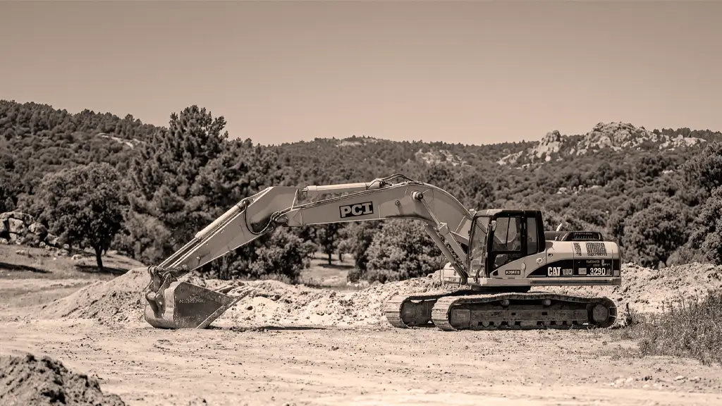 Excavadora trabajando en el movimiento de tierras para la cimentación de una vivienda unifamiliar en Madrid.