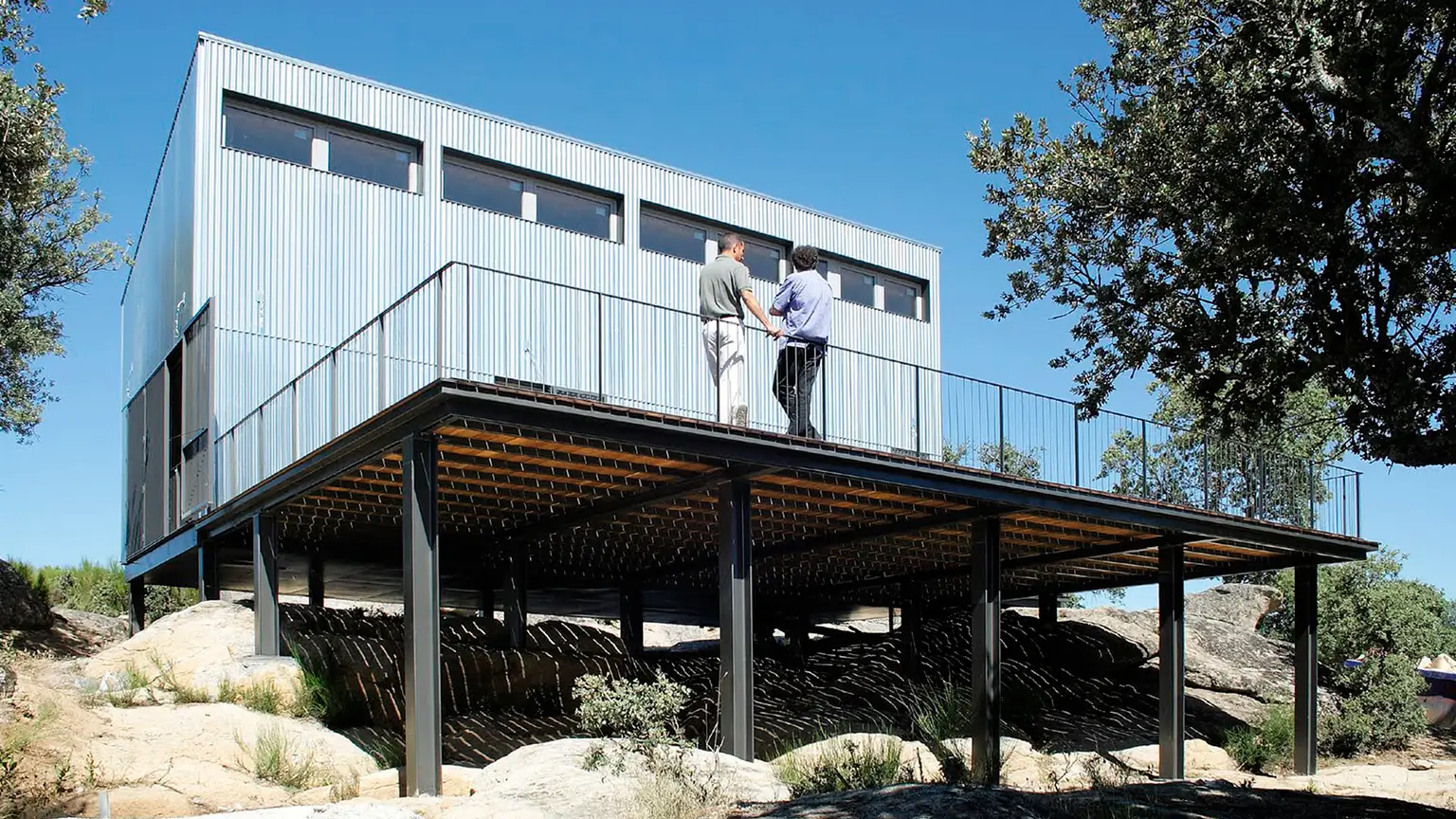 Casa moderna elevada sobre pilares metálicos en Ávila: la Casa Garoza, del Estudio Herreros.