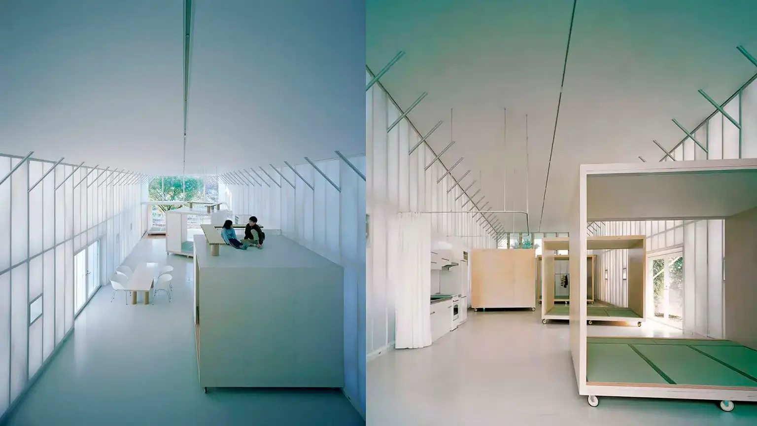 Interior diáfano de la Naked House de Shigeru Ban con cubos móviles que reconfiguran el espacio.