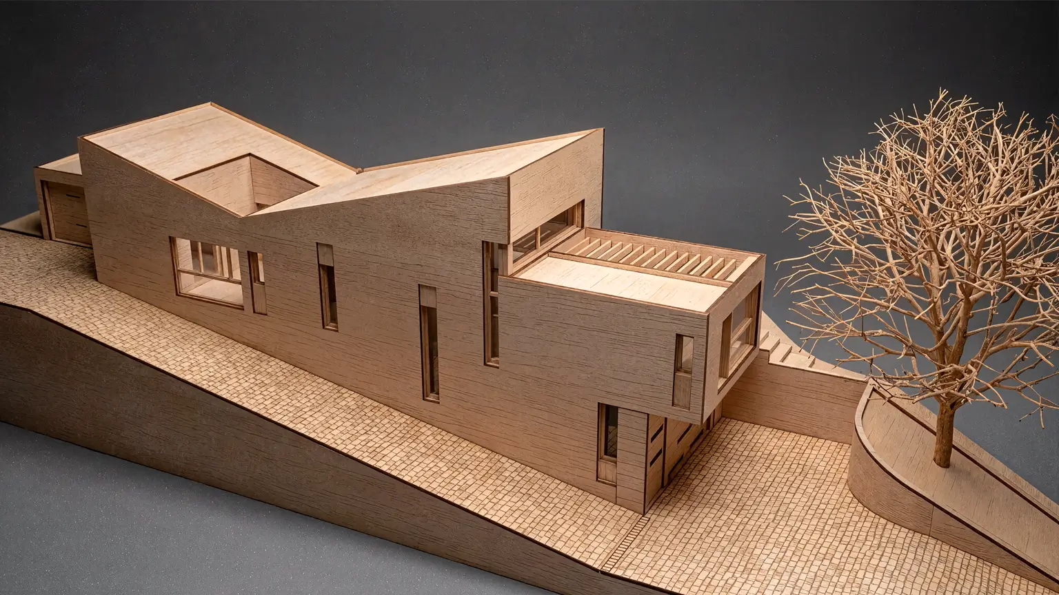 Maqueta en madera de casa estrecha y alargada en Colmenar del Arroyo con garaje, cubierta inclinada invertida, patio y porche.