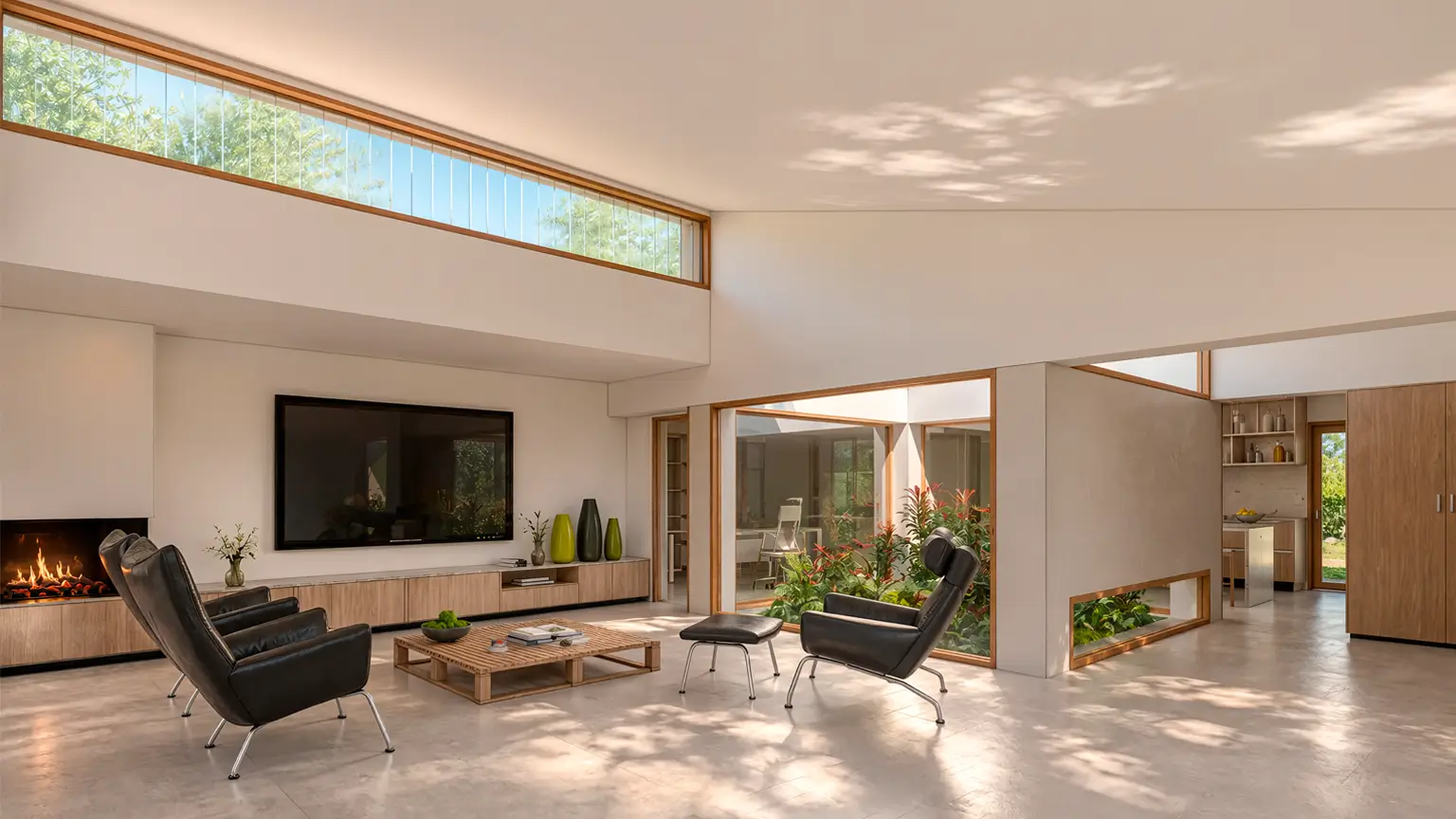 Sala de estar en casa de una planta sin pasillos con iluminación cenital, cubierta en zigzag, chimenea y patio interior ajardinado.
